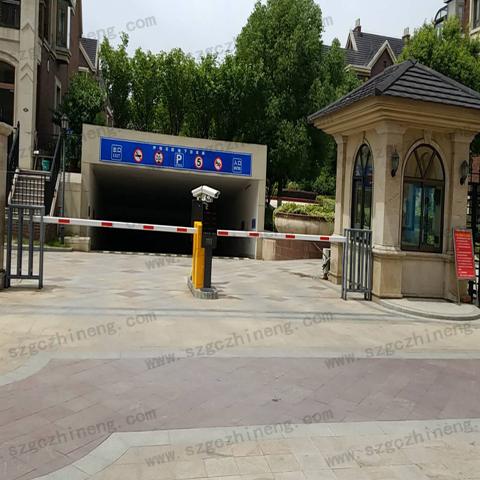 張家港伊頓花園別墅現(xiàn)場(chǎng)案例車(chē)牌識(shí)別加廣告道閘，人行通道閘（護(hù)外人臉識(shí)別加擺閘